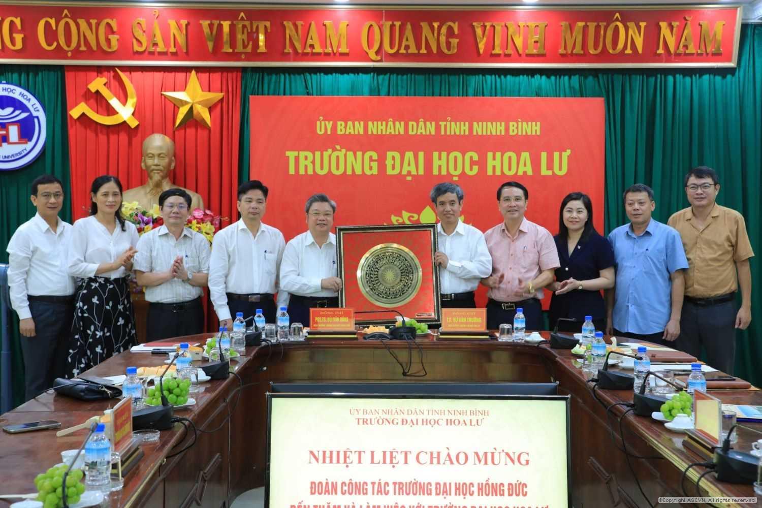 Đoàn công tác Trường Đại học Hồng Đức thăm và làm việc tại Trường Đại học Hoa Lư, tỉnh Ninh Bình